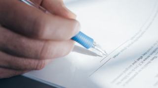 Particulier relisant un devis de travaux d'isolation avant de le signer