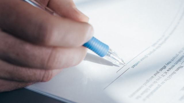 Particulier relisant un devis de travaux d'isolation avant de le signer