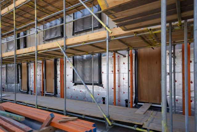 Particulier relisant un devis de travaux d'isolation avant de le signer
