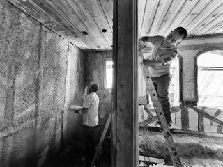 Isoler à la ouate de cellulose : vrac, panneaux et pose